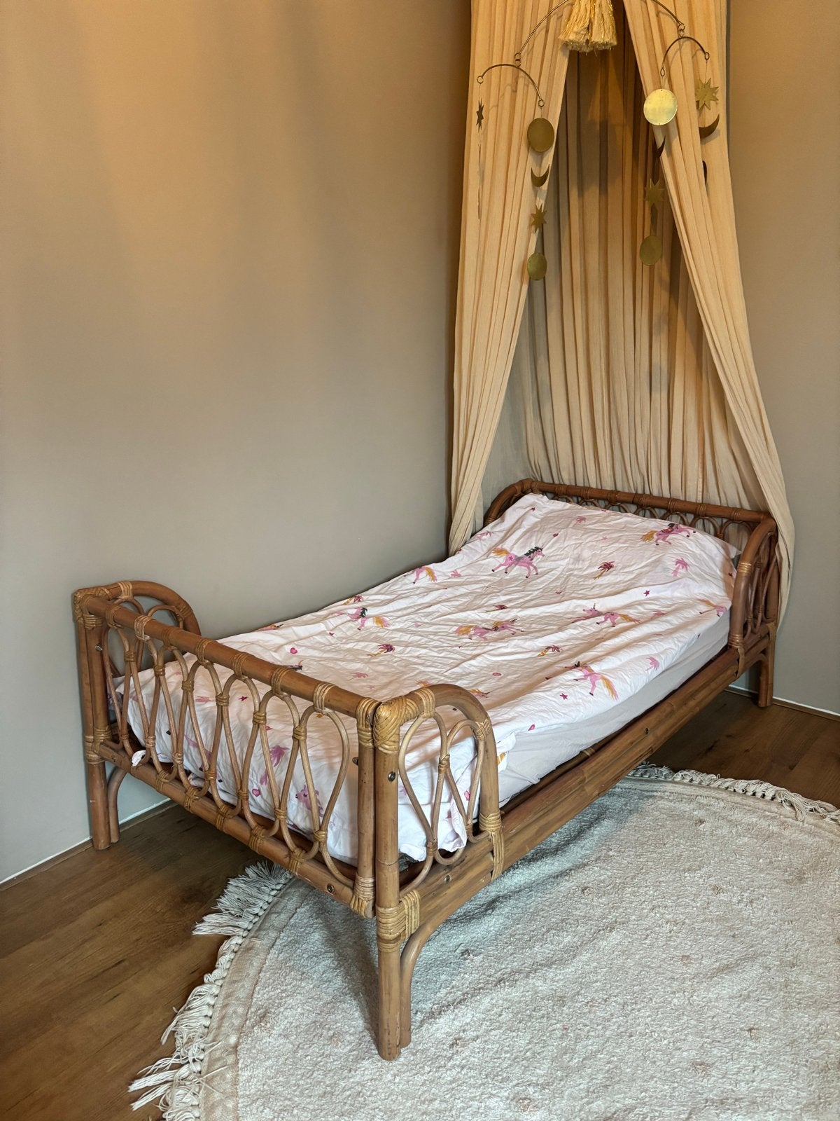 Sam Rotan Peuterbed - Zo goed als nieuw, Kinderen en Baby's, Kinderkamer | Bedden, Ophalen, 70 tot 85 cm, 140 tot 160 cm, Zo goed als nieuw