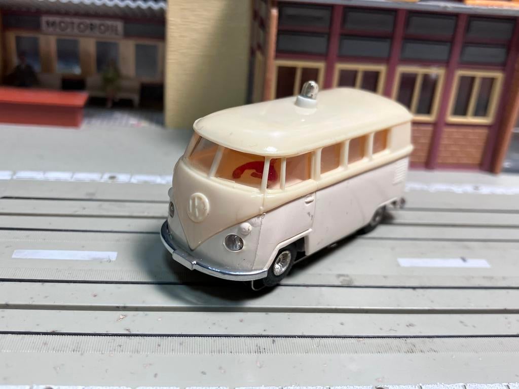 Faller AMS Volkswagen VW Bus ambulance met vlakanker F4, Ophalen of Verzenden, Zo goed als nieuw, Elektrisch, Overige merken