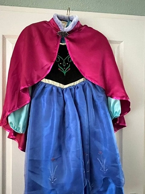 Frozen Anna jurk met cape uit Disneystore Londen  - Maat 116, Ophalen of Verzenden, Overige figuren, Nieuw, Kleding of Textiel