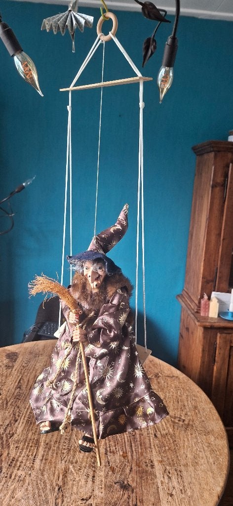 Heks op schommel, Overige stijlen, Ophalen of Verzenden, Zo goed als nieuw, Bruin