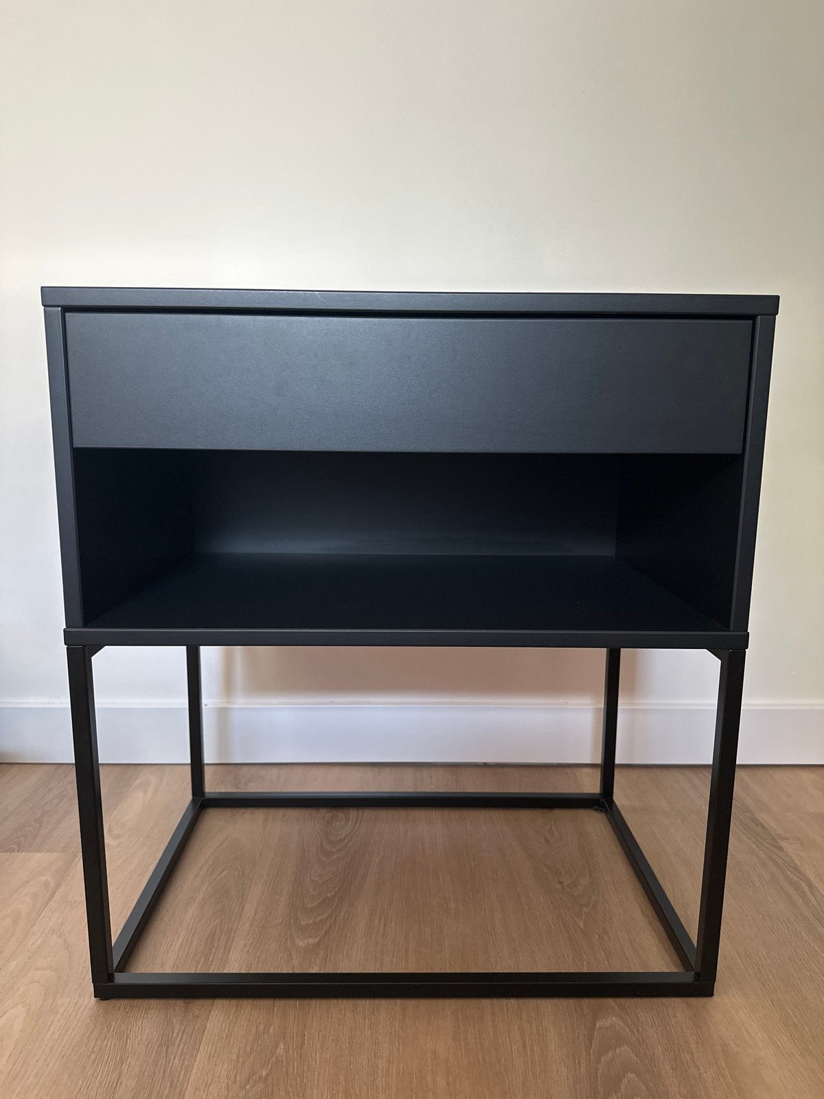 IKEA VIKHAMMER nachtkastje - Zwart, groot, Huis en Inrichting, Metaal of Aluminium, Zo goed als nieuw, 45 tot 65 cm, 55 tot 70 cm