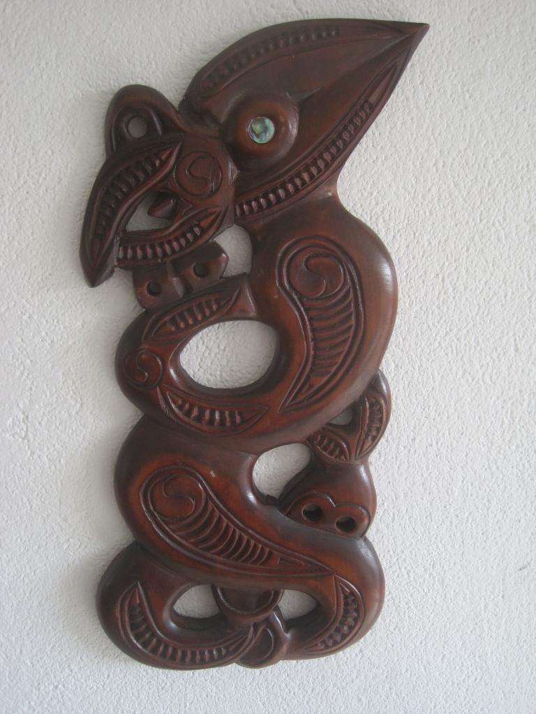 Grote vintage Maori spirituele wandhanger gesigneerd., Antiek en Kunst, Oceanië, Houtsnijwerk, Ophalen of Verzenden, 20 - 50 cm