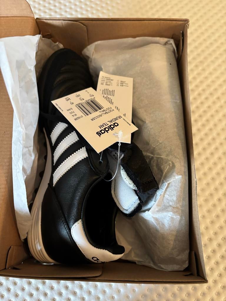 Nieuwe Adidas Mundial Team kunstgras voetbalschoenen - Maat, Sport en Fitness, Voetbal, Ophalen of Verzenden, Nieuw, Schoenen