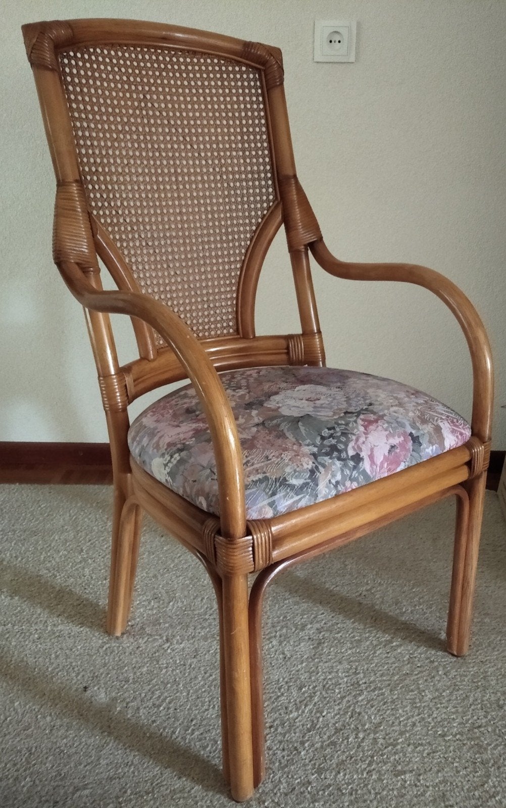Twee rotan stoelen met bloemenprint kussen, Ophalen, Twee, Bruin, Riet of Rotan