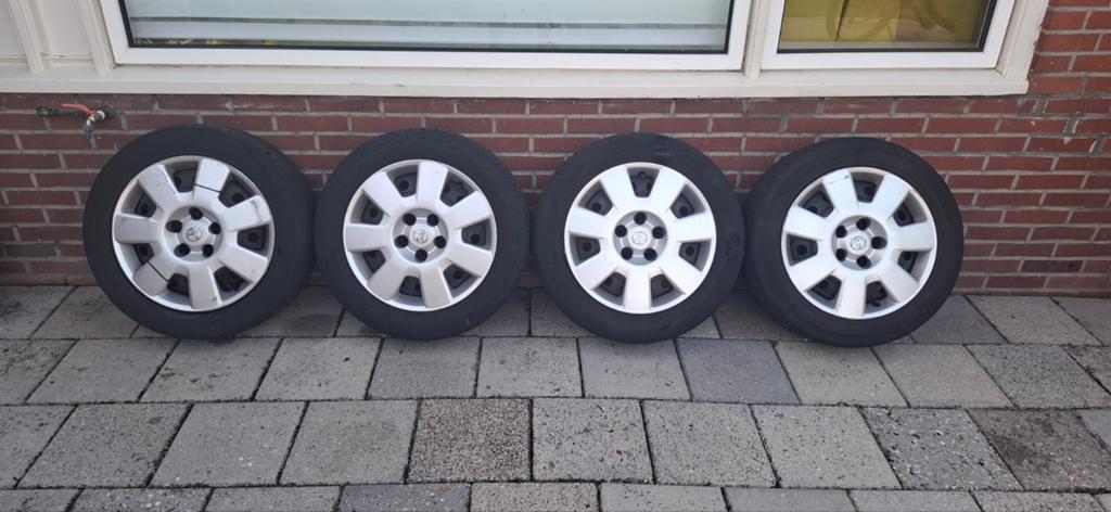 Toyota 16 inch velgen met zomerbanden - 205/55R16, Auto-onderdelen, Banden en Velgen, Gebruikt, 16 inch, Banden en Velgen, Personenwagen