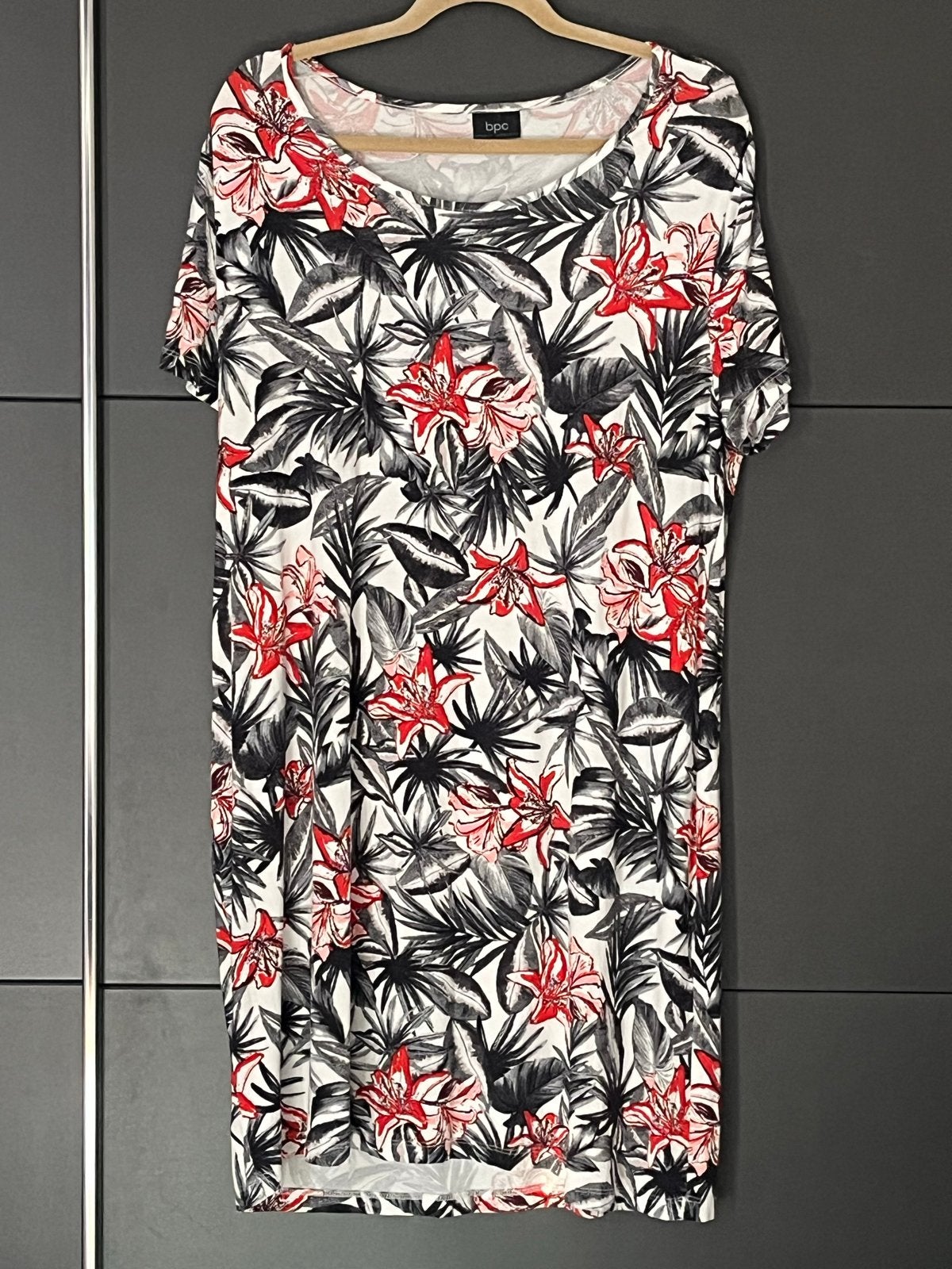 BPC Jurk met tropische print en rode bloemen, Meerkleurig, Maat 42/44 (L), Ophalen of Verzenden, Zo goed als nieuw