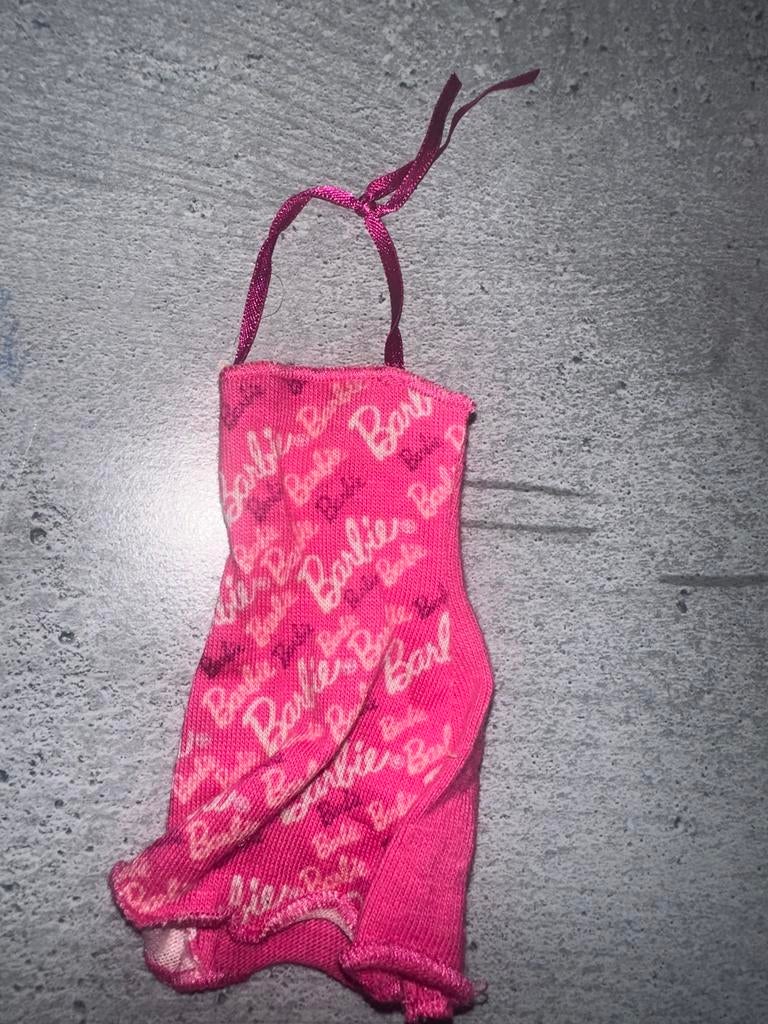 702 Vintage Barbie jurk roze met logo - Poppenkleding, Ophalen of Verzenden, Zo goed als nieuw
