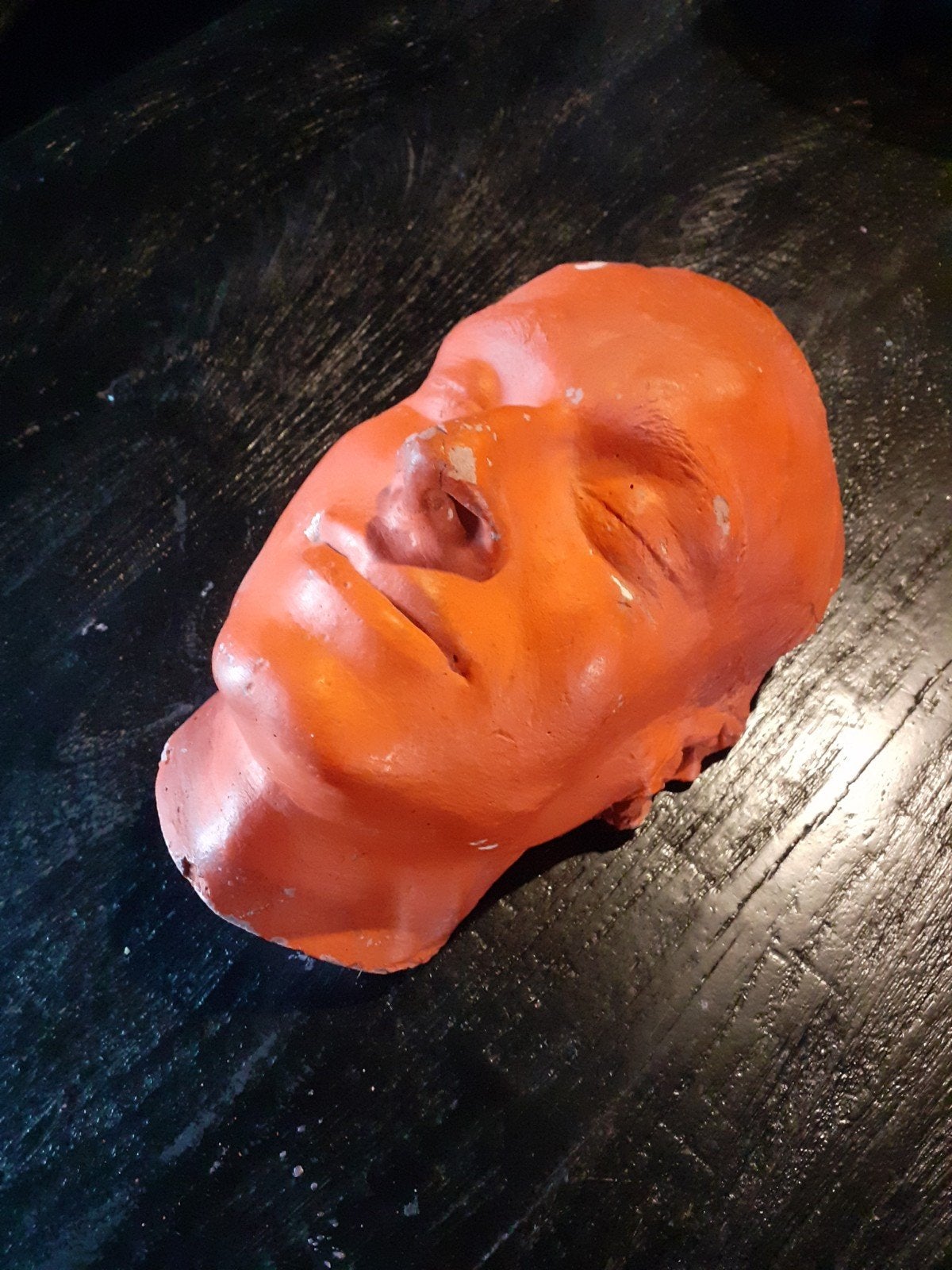 Rood gipsen masker/buste van een man, Gips, Ophalen of Verzenden, 20 - 50 cm, Beschilderd