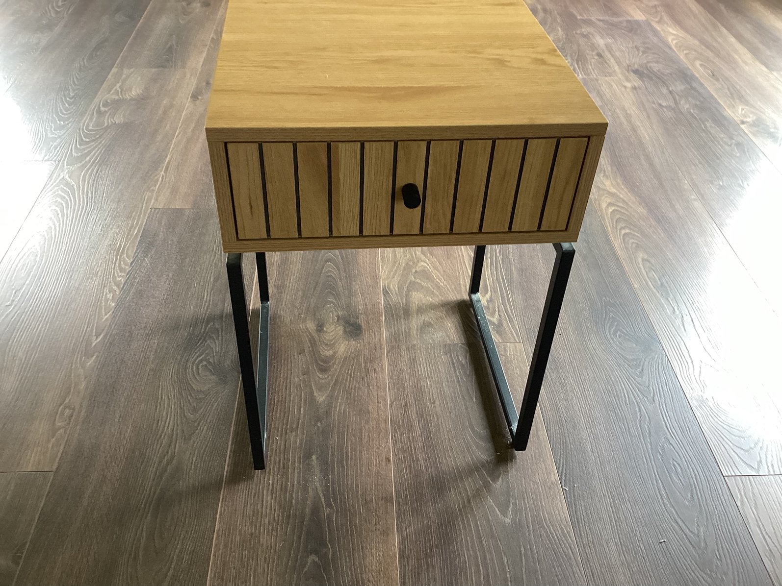 JYSK Nachtkastje HEMDRUP – Warm Eiken & Zwart Metaal, Ophalen, Zo goed als nieuw, Minder dan 45 cm, 55 tot 70 cm
