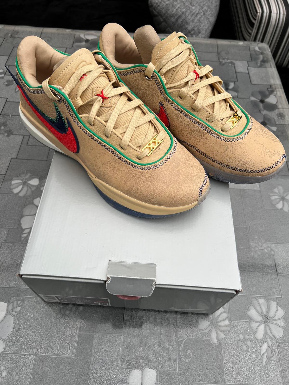 Lebron XX, Overige kleuren, Nieuw, Ophalen of Verzenden, Sneakers of Gympen