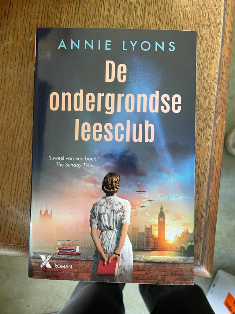 De ondergrondse leesclub - Annie Lyons (Roman), Ophalen, Zo goed als nieuw, Europa overig