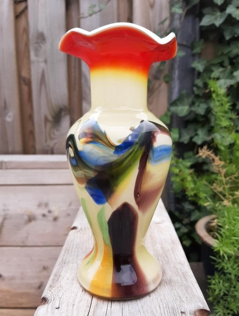 Antiek glazen vaasje in vrolijke kleuren. 21,5 cm. hoog., Ophalen of Verzenden