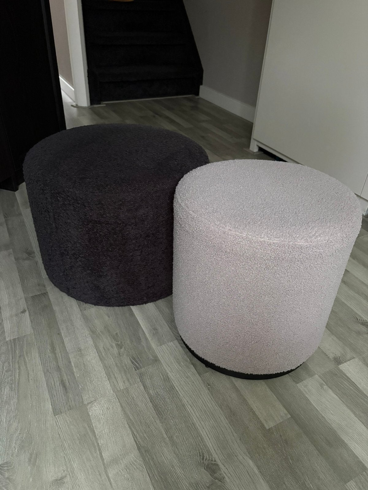 Set van 2 hockers / poefen in Antraciet en beige, Ophalen, Minder dan 50 cm, Rond, Minder dan 50 cm