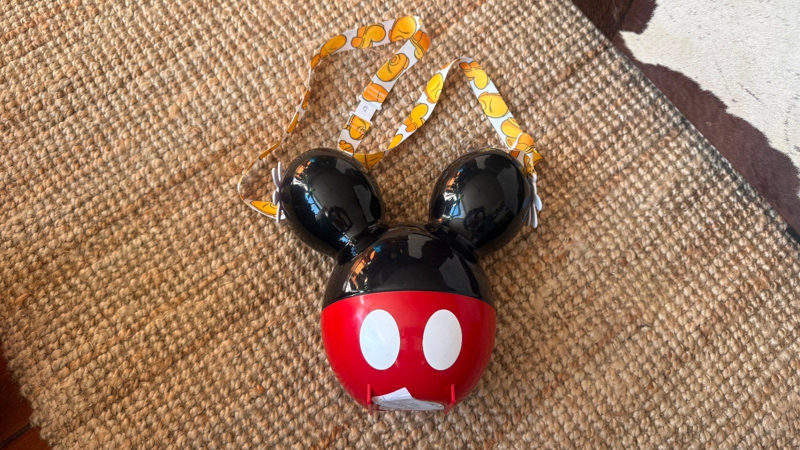Disneyland Paris Mickey Mouse popcorn bucket met draagband, Ophalen of Verzenden, Mickey Mouse, Gebruikt, Tas, Koffer of Zak