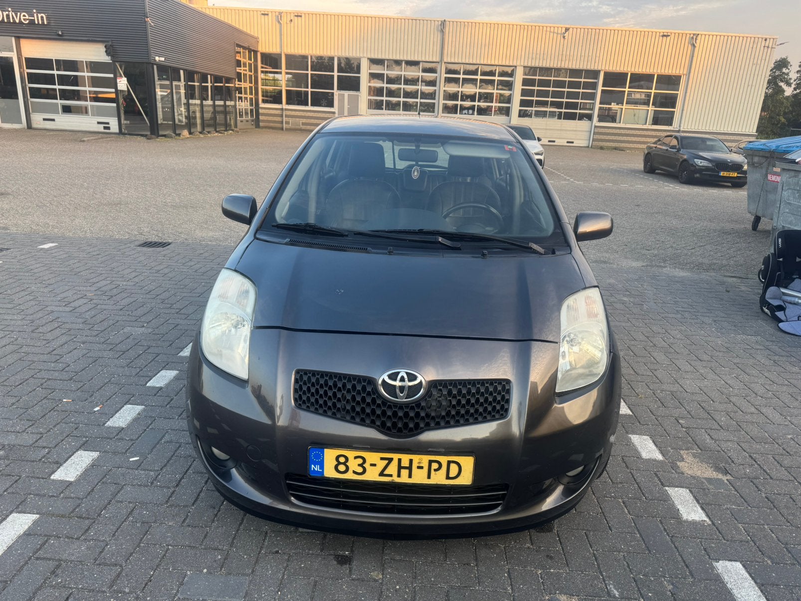 Toyota Yaris 1.3 16V Vvt-i 5DR 2008 Grijs, Auto's, Voorwielaandrijving, 40 €/maand, 4 cilinders, 995 kg