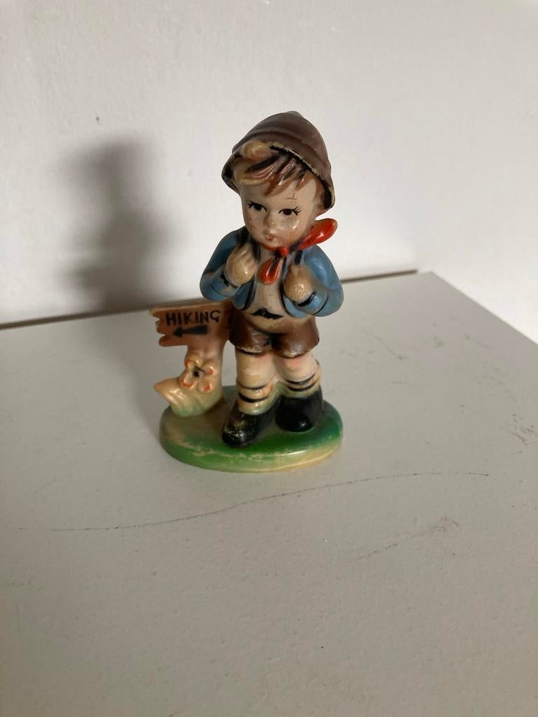 Vintage beeldje jongen met rugzak en 'Hiking' bord, Ophalen of Verzenden, Gebruikt, Mens