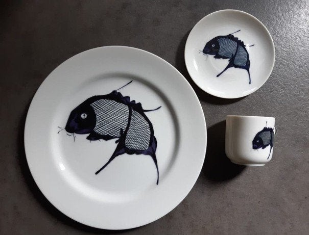 Fine China servies met vissenprint, kop met schotel en bord, Ophalen of Verzenden, Zo goed als nieuw, Overige stijlen, Kop(pen) en/of Schotel(s)