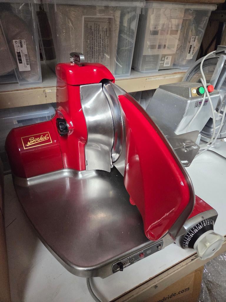 Berkel vleessnijmachine 834, Huis en Inrichting, Gebruikt, Ophalen of Verzenden, Snijmachine, Rood