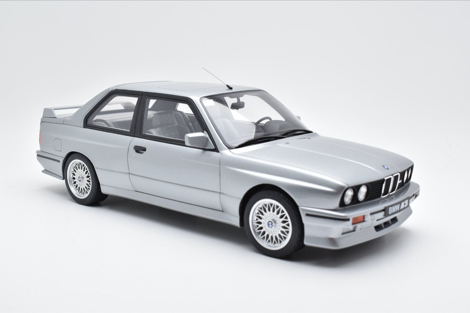 BMW M3 (E30) 1:12 OttoMobile nieuw in de doos zilvergrijs, Ophalen of Verzenden, Nieuw, Auto