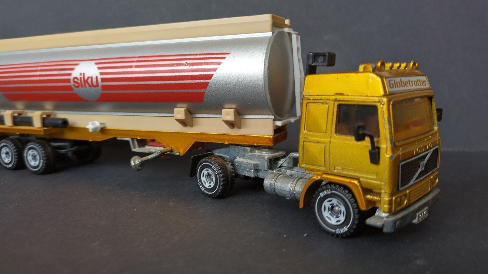 Volvo F12 Turbo Globetrotter Tanker 1:55 Siku 3416 Pol, SIKU, Verzenden, Zo goed als nieuw, Bus of Vrachtwagen