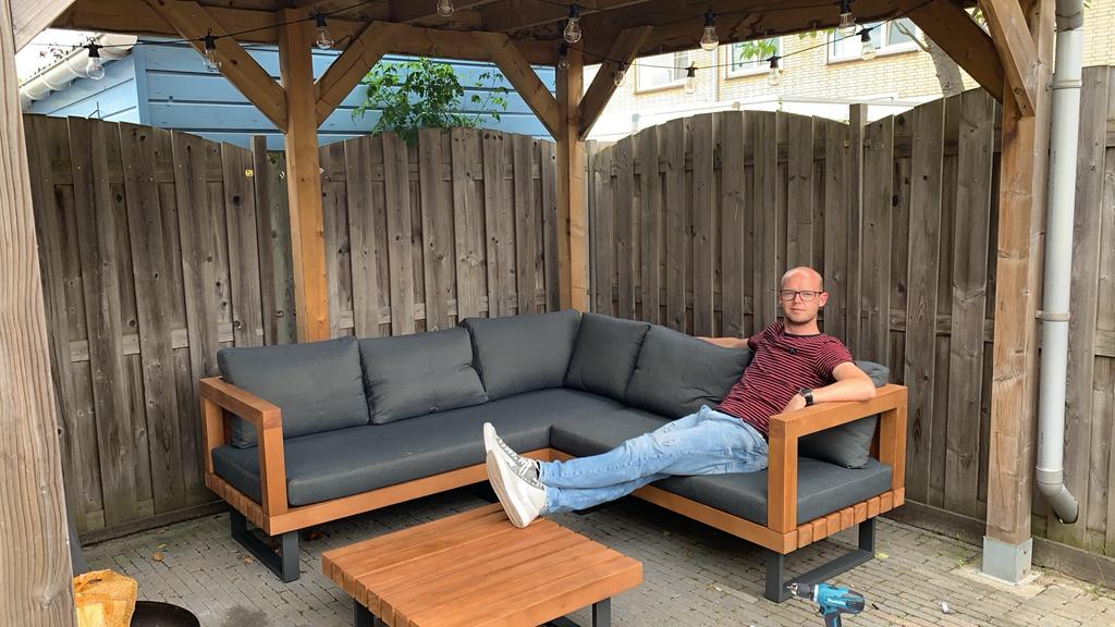 Moderne houten loungeset met donkergrijze kussens, Tuin en Terras, Ophalen, 4 zitplaatsen, Zo goed als nieuw, Loungeset