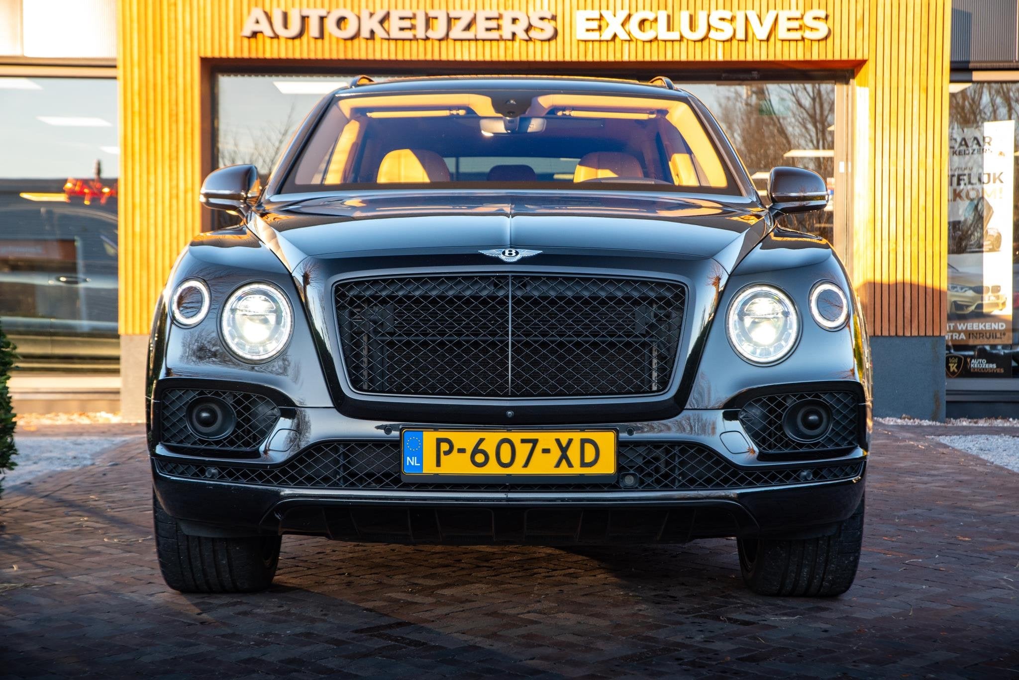 Bentley Bentayga 6.0 W12 black on black Panodak Leer Massage, Auto's, Automaat, Bentayga, Gebruikt, Euro 6