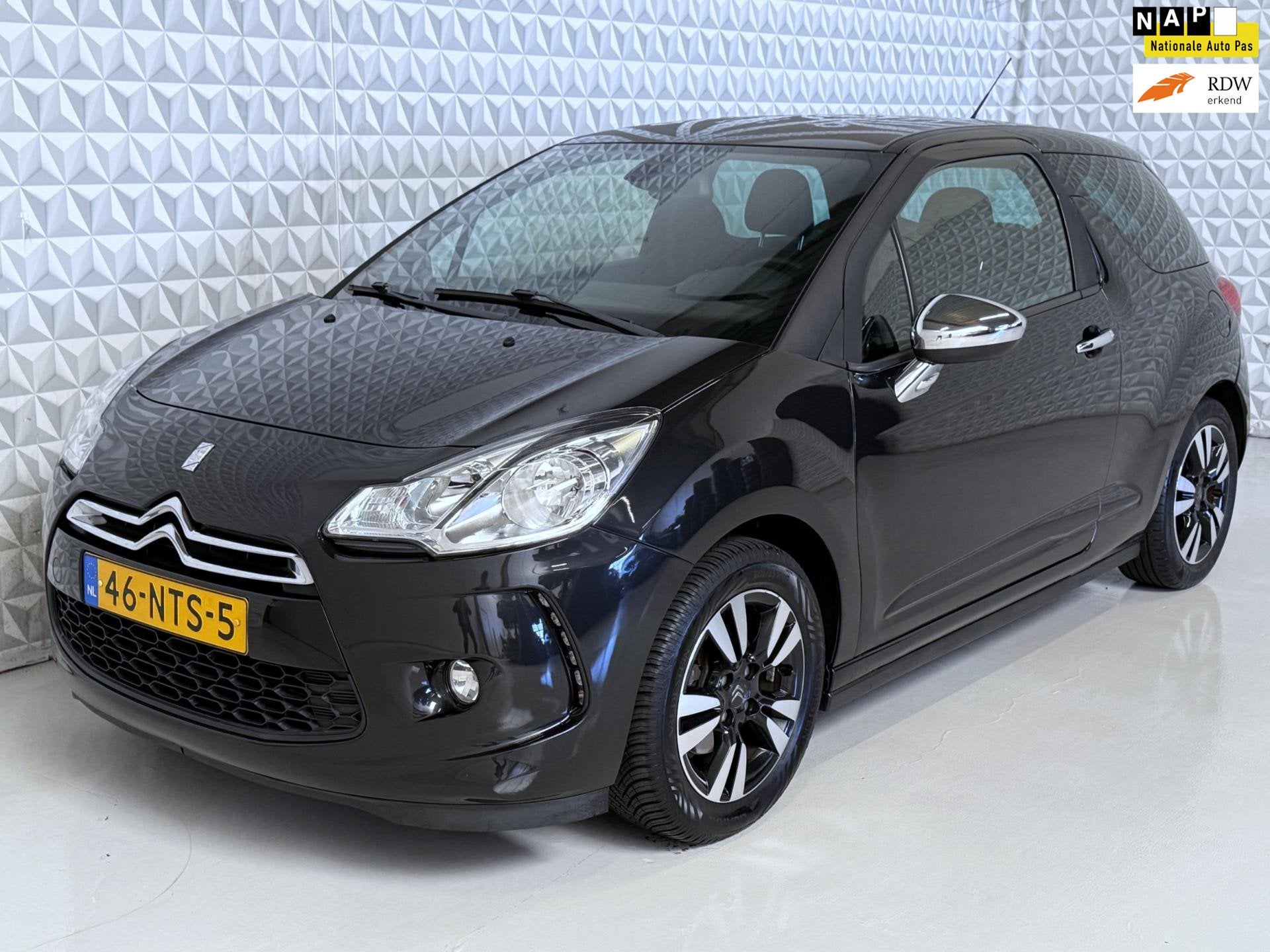 Citroen DS3 1.6 So Chic in Black CLIMA Cruise / 143.000km (2, Voorwielaandrijving, Euro 5, Stof, Zwart