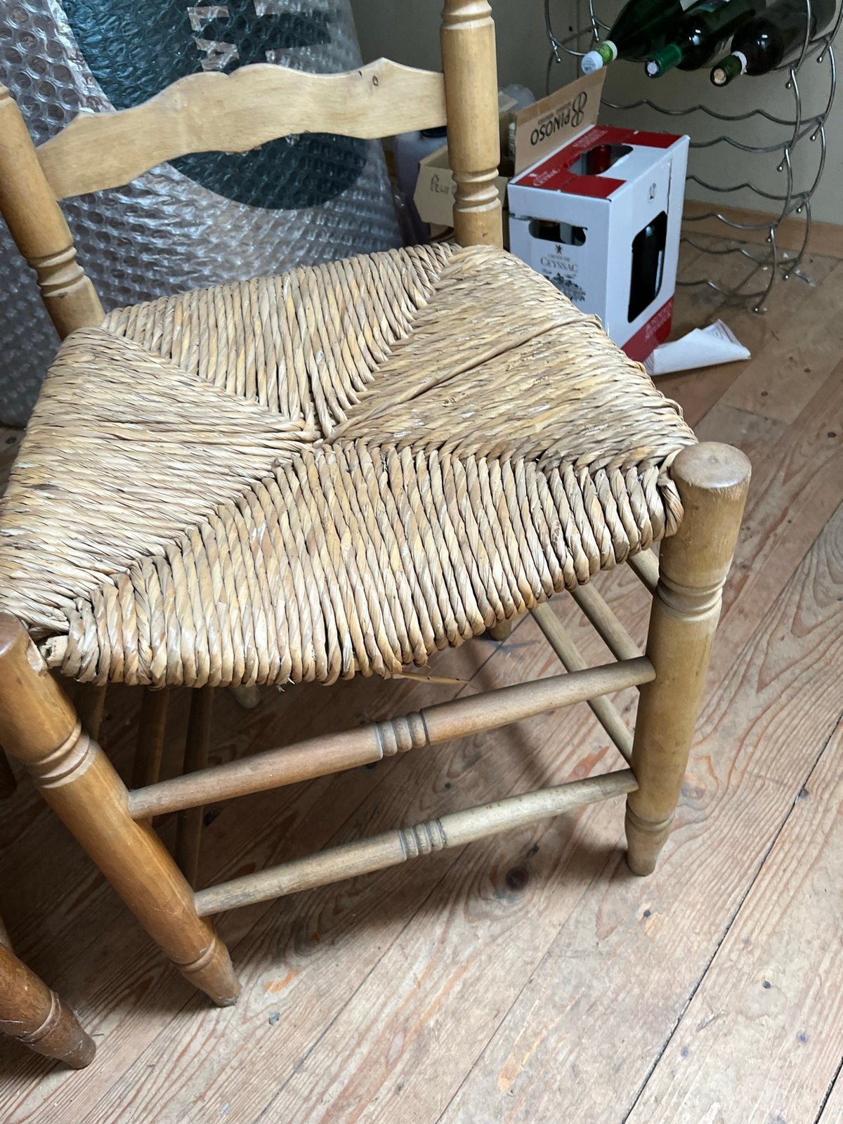 Set van 2 rustieke houten stoelen met rieten zitting, Antiek en Kunst, Ophalen
