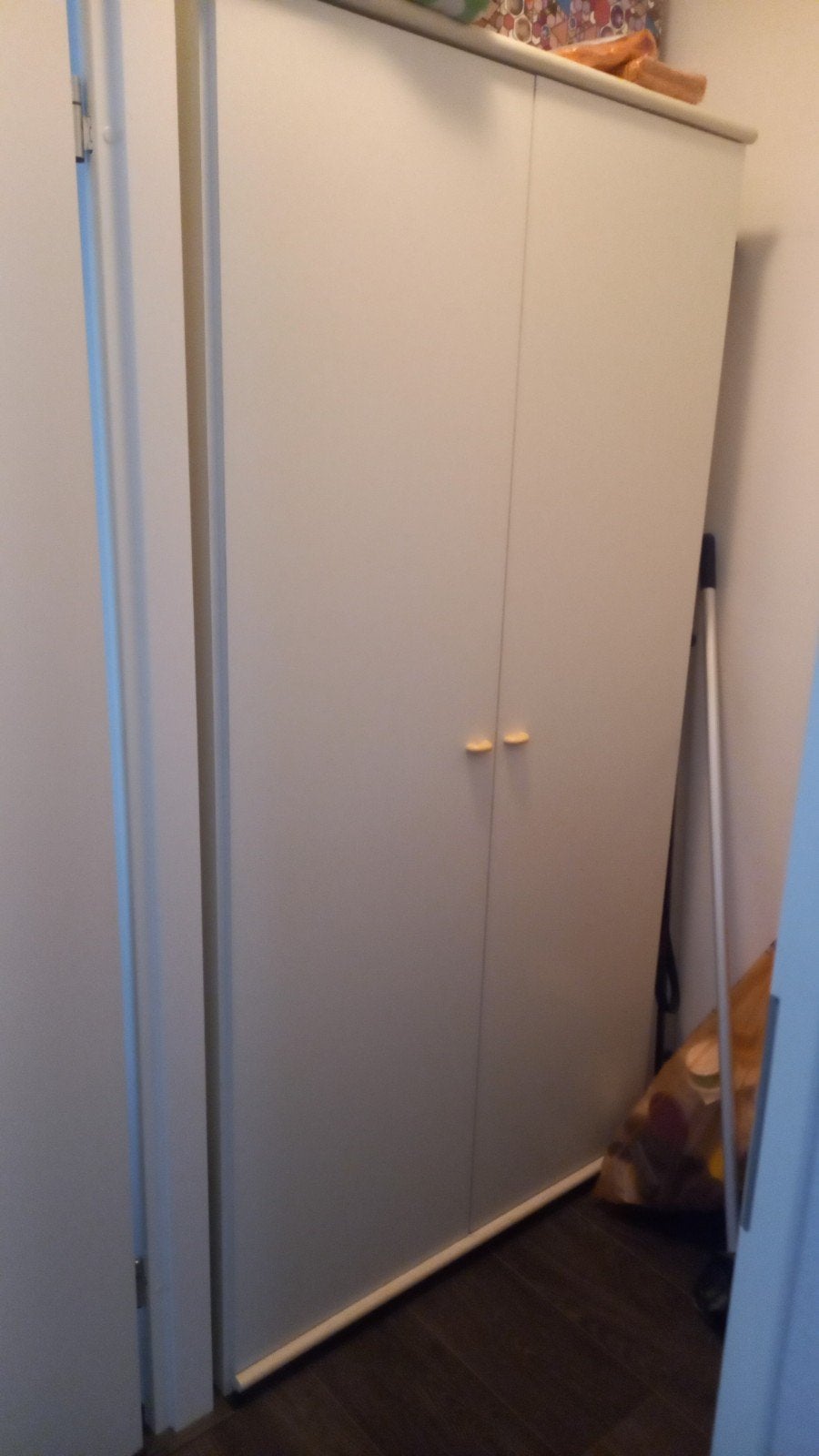 Gratis op te halen..handige kast voor  voorraad met spiegel, Huis en Inrichting, Ophalen, Gebruikt, 50 tot 100 cm, Minder dan 100 cm