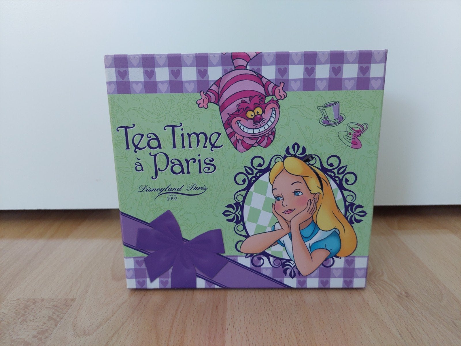 Disneyland Paris Alice in Wonderland theekopjes set, Ophalen of Verzenden, Overige figuren, Nieuw