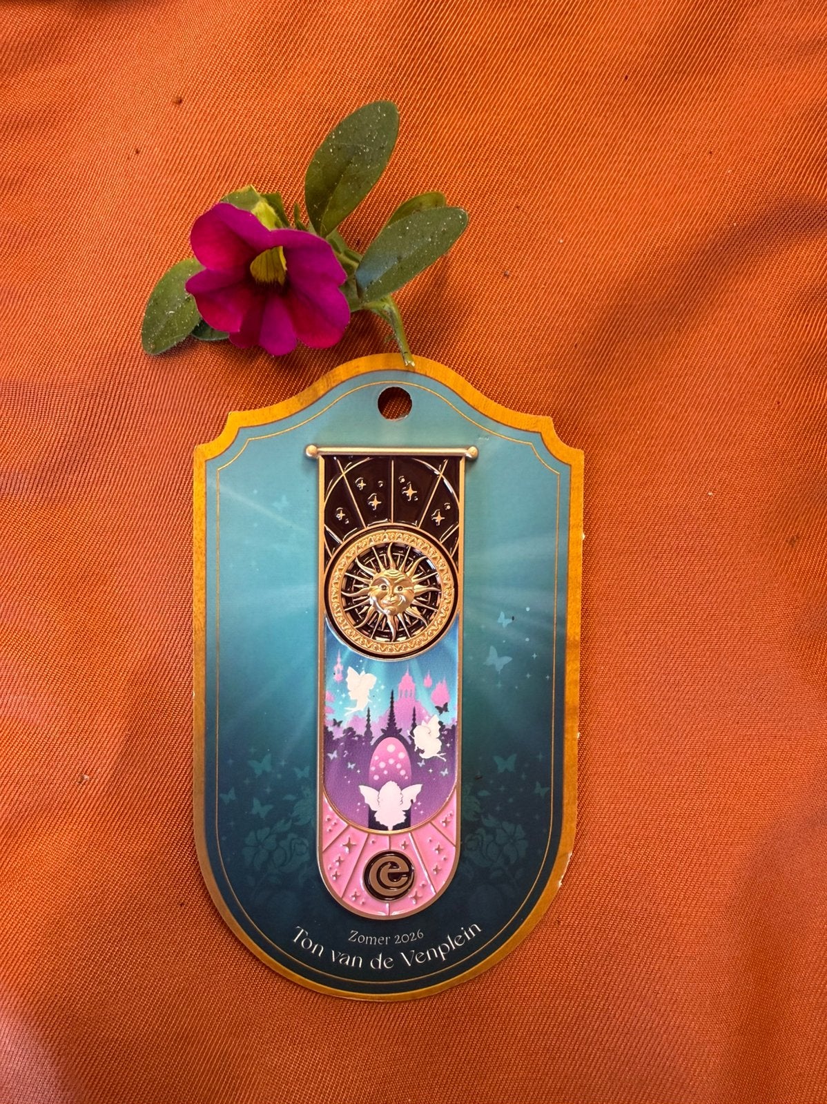 Efteling zomerweide pin, Ton van de Venplein, 2026, Ophalen of Verzenden, Zo goed als nieuw, Button of Speldje