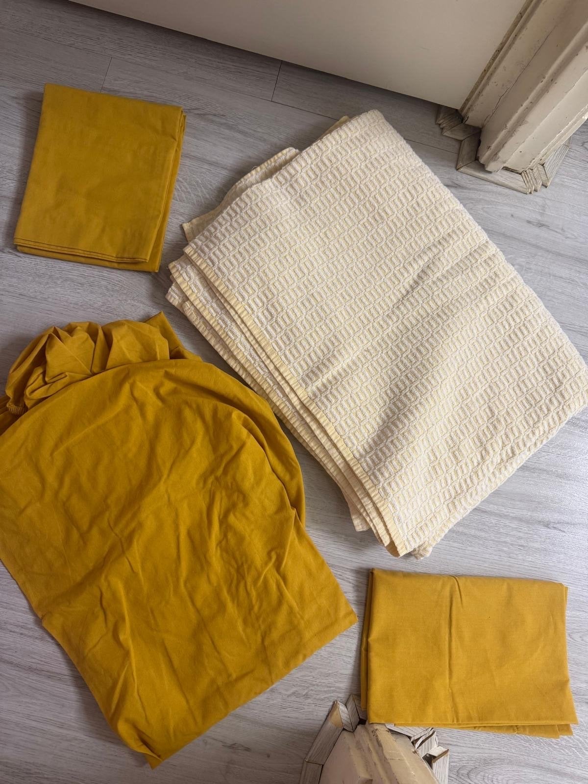 Hoeslaken, 2 kussenslopen en sprei - Geel mosterd /Crème, Ophalen of Verzenden, Gebruikt, Meerkleurig, Beddengoedset