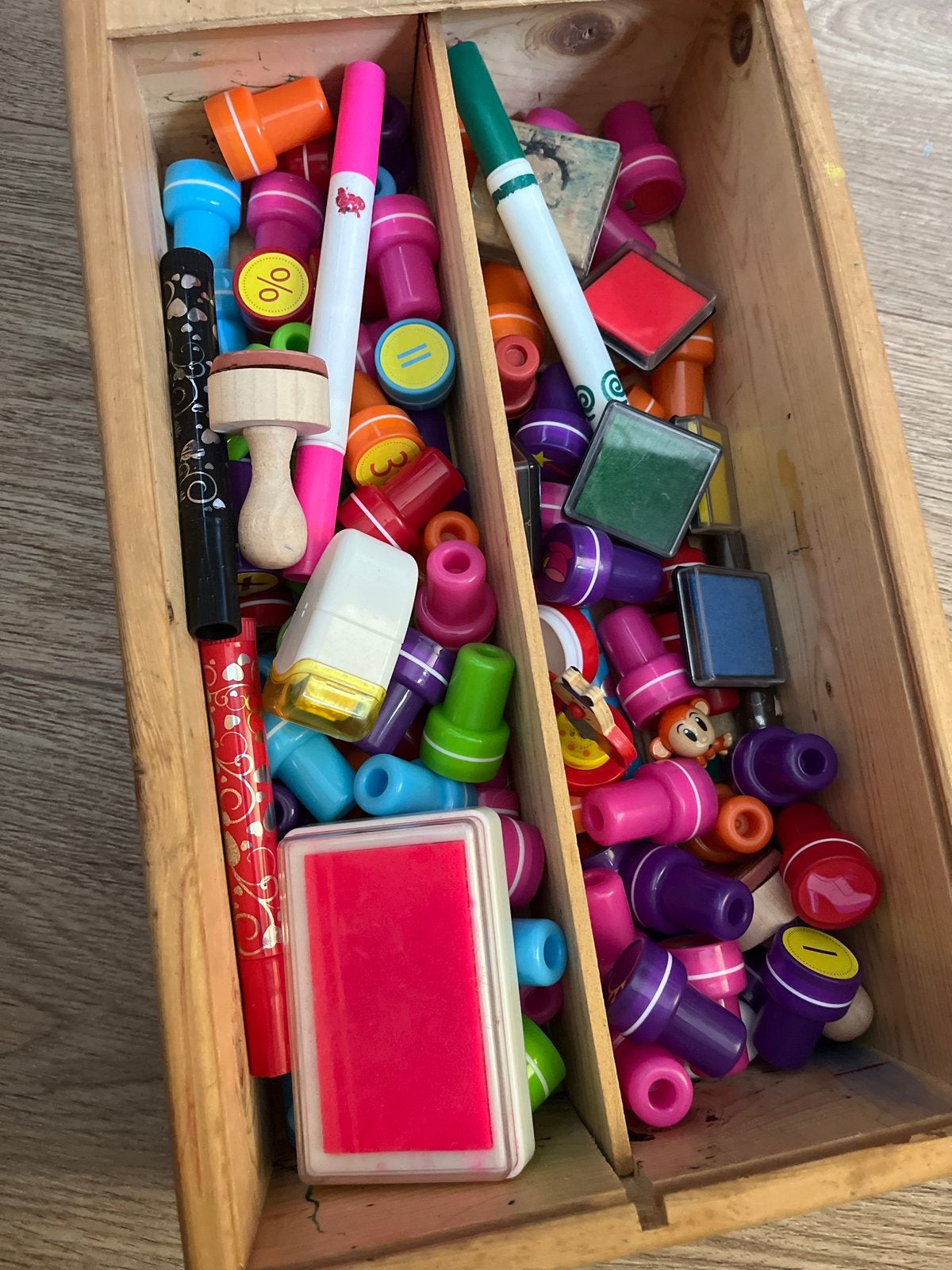 Grote verzameling stempels en stempelkussens in houten doos, Hobby en Vrije tijd, Stempelen, Ophalen of Verzenden, Gebruikt, Houten stempel