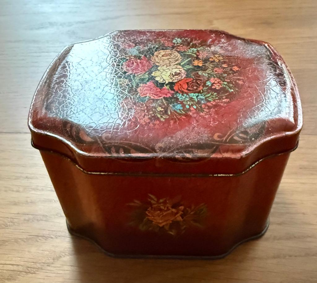 Vintage rood gebloemd theeblikje, Ophalen of Verzenden, Gebruikt, Thee