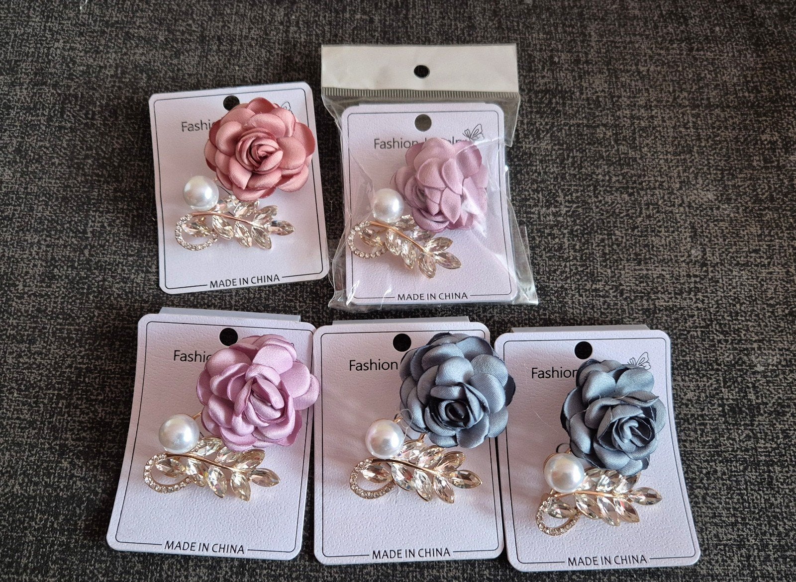 Set van 5 Nieuwe Broches met Strass, Parels en Stoffen Rozen, Overige materialen, 4 tot 7 cm, Overige kleuren, Nieuw