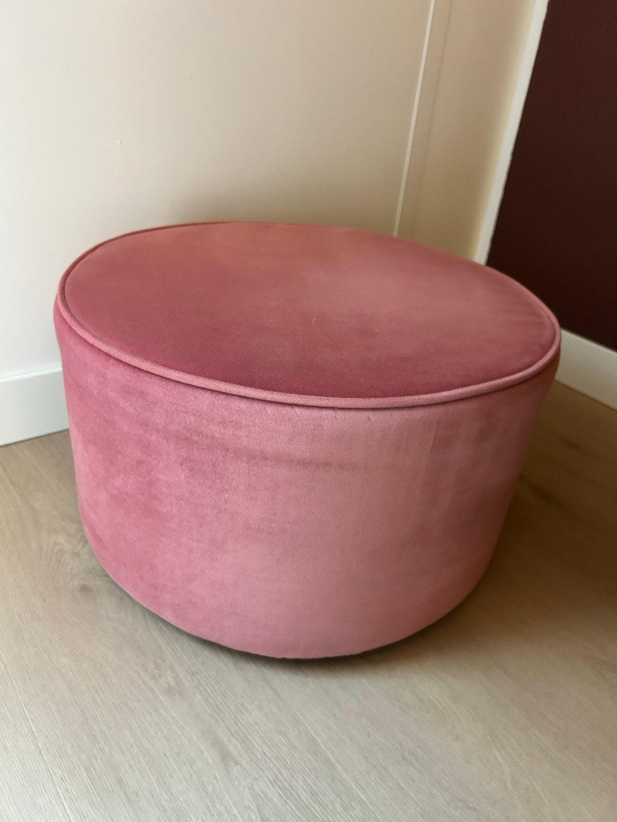 Roze poef Sara Woood, Huis en Inrichting, Banken | Voetenbanken en Poefen, Ophalen, Gebruikt, Rond, Stof