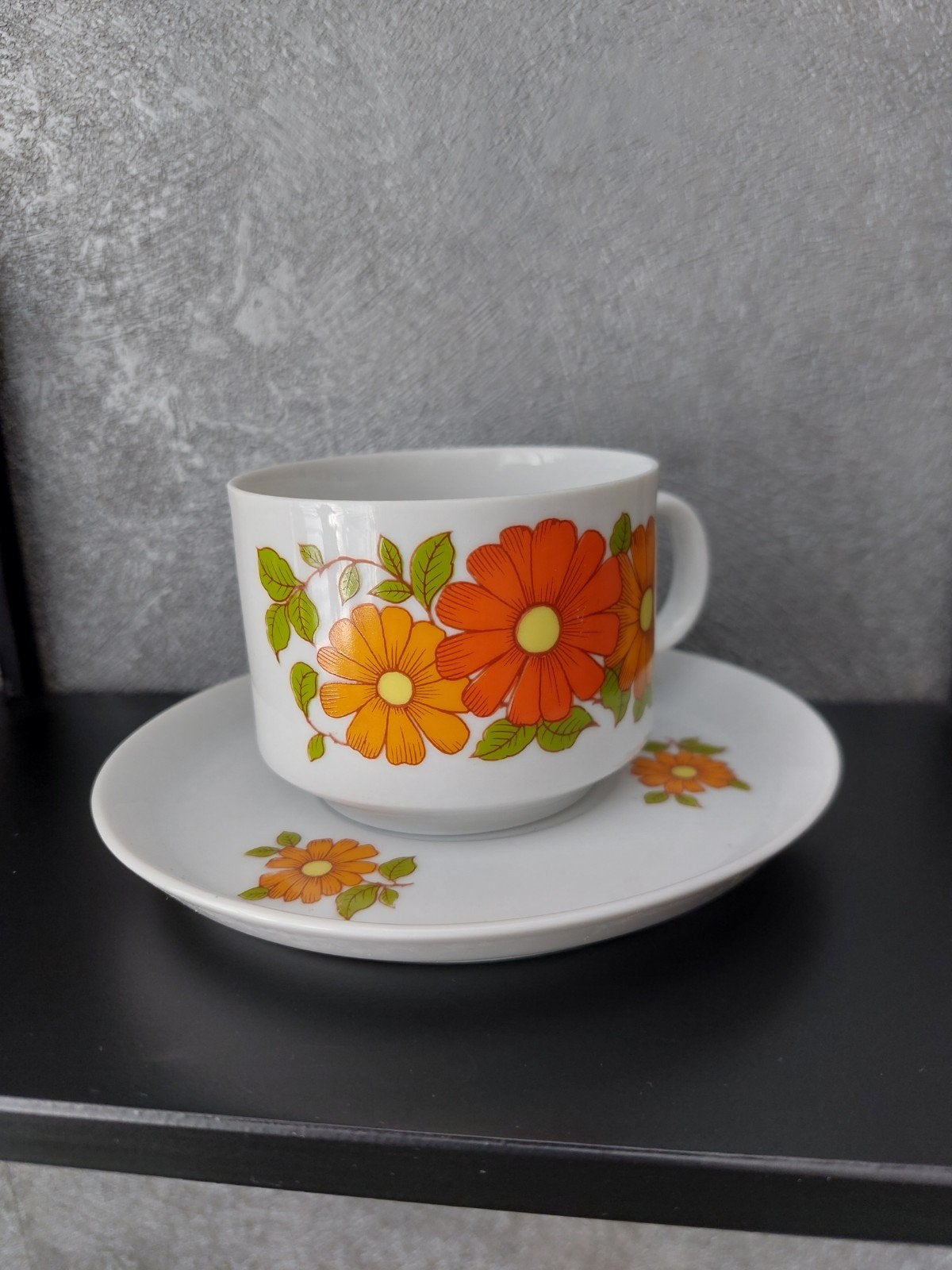 Vintage retro Kop en Schotel met Oranje Bloemenpatroon, Antiek en Kunst, Ophalen of Verzenden