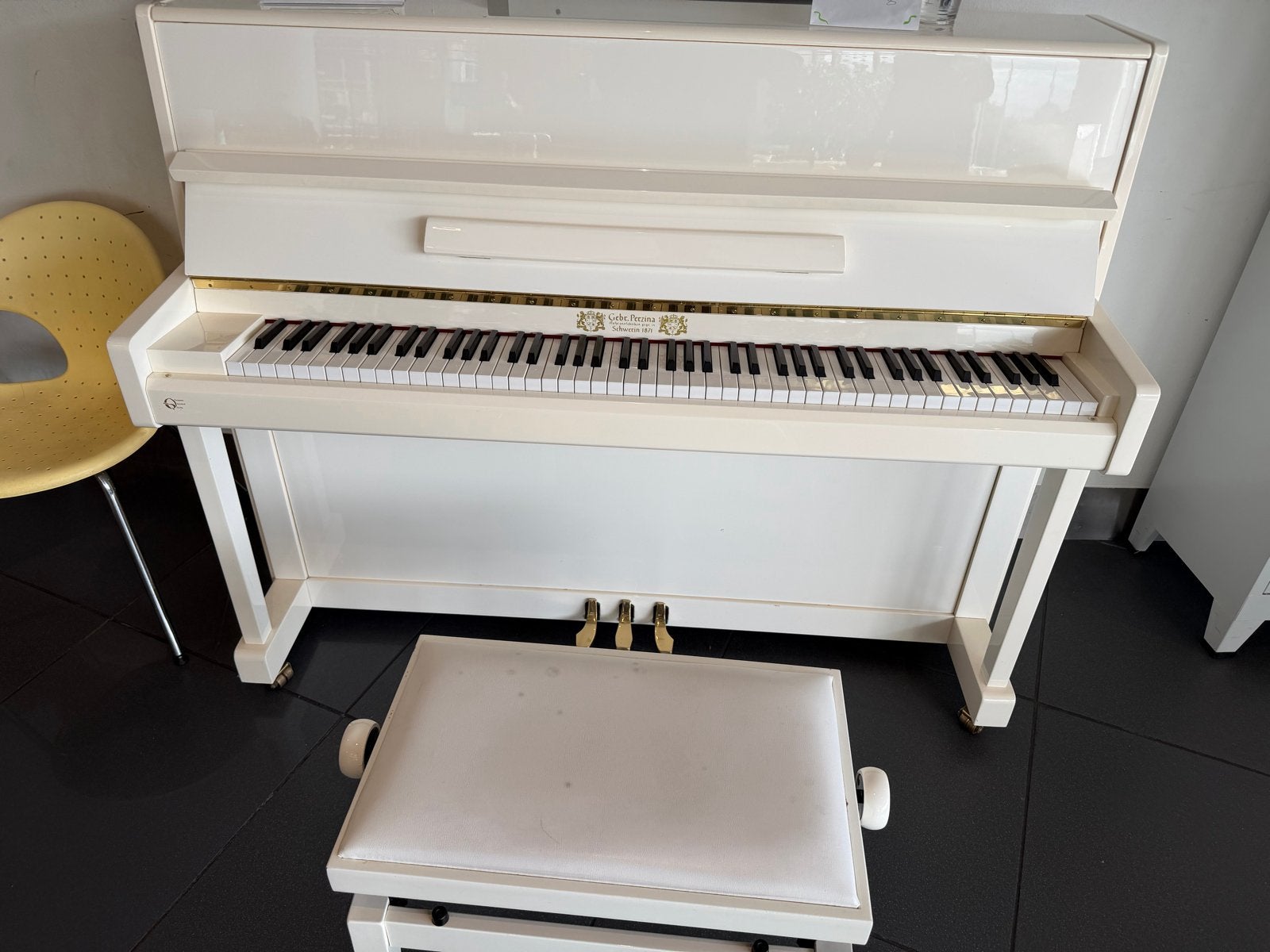 Witte hoogglans piano met krukje, Ophalen, Gebruikt, Wit, Piano