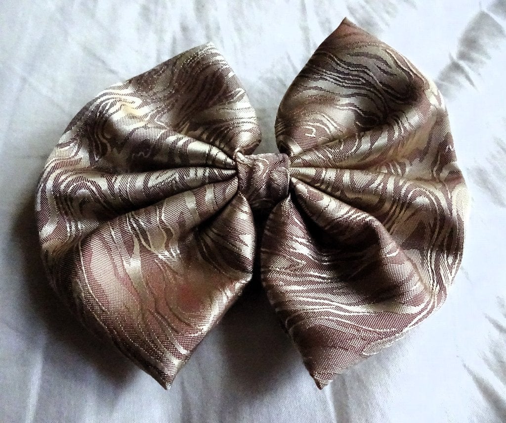 Haarspeld / Haarclip gemarmerd beige Strik van satijnen stof, Verzenden, Gebruikt, Haarspeld