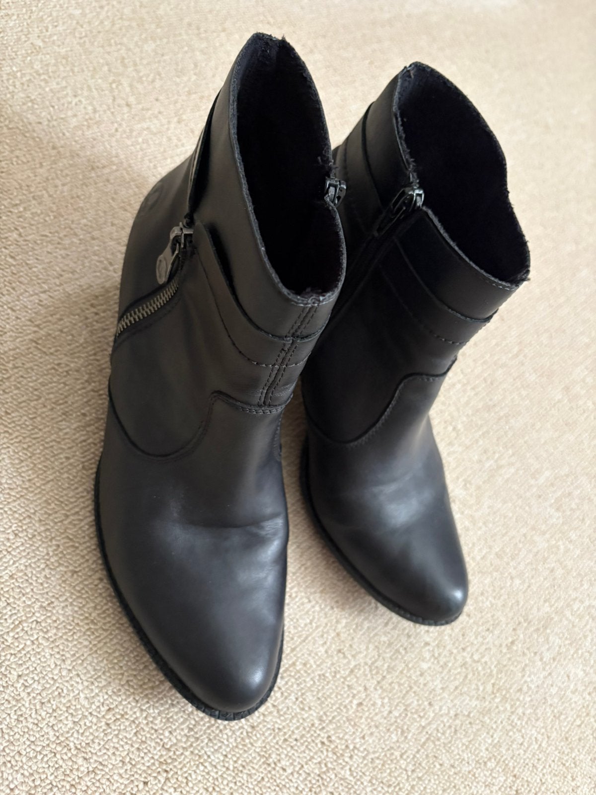 2 paar laarsjes. Rieker en Tamaris, Kleding | Dames, Schoenen, Zwart, Lage of Enkellaarzen, Ophalen of Verzenden, Zo goed als nieuw
