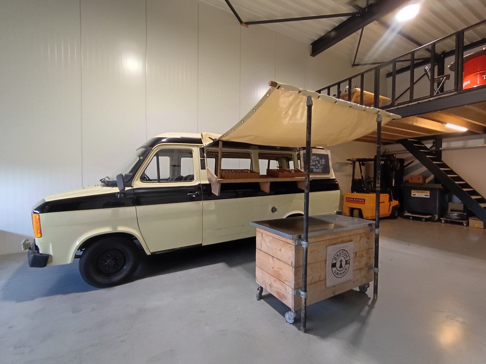 Ford Transit MK2 Foodtruck Benzine belastingvrij APK 2028!, Auto's, Oldtimers, Overige carrosserieën, 4 stoelen, Geel, 1954 cc