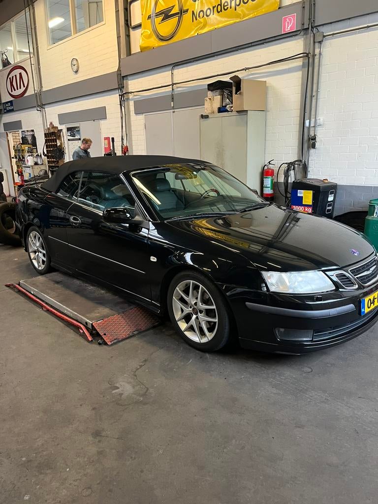 Saab 9-3 2.0 Turbo Aero Cabrio AUT 2005 Zwart, Auto's, Saab, 1998 cc, Cabriolet, 4 stoelen, Zwart
