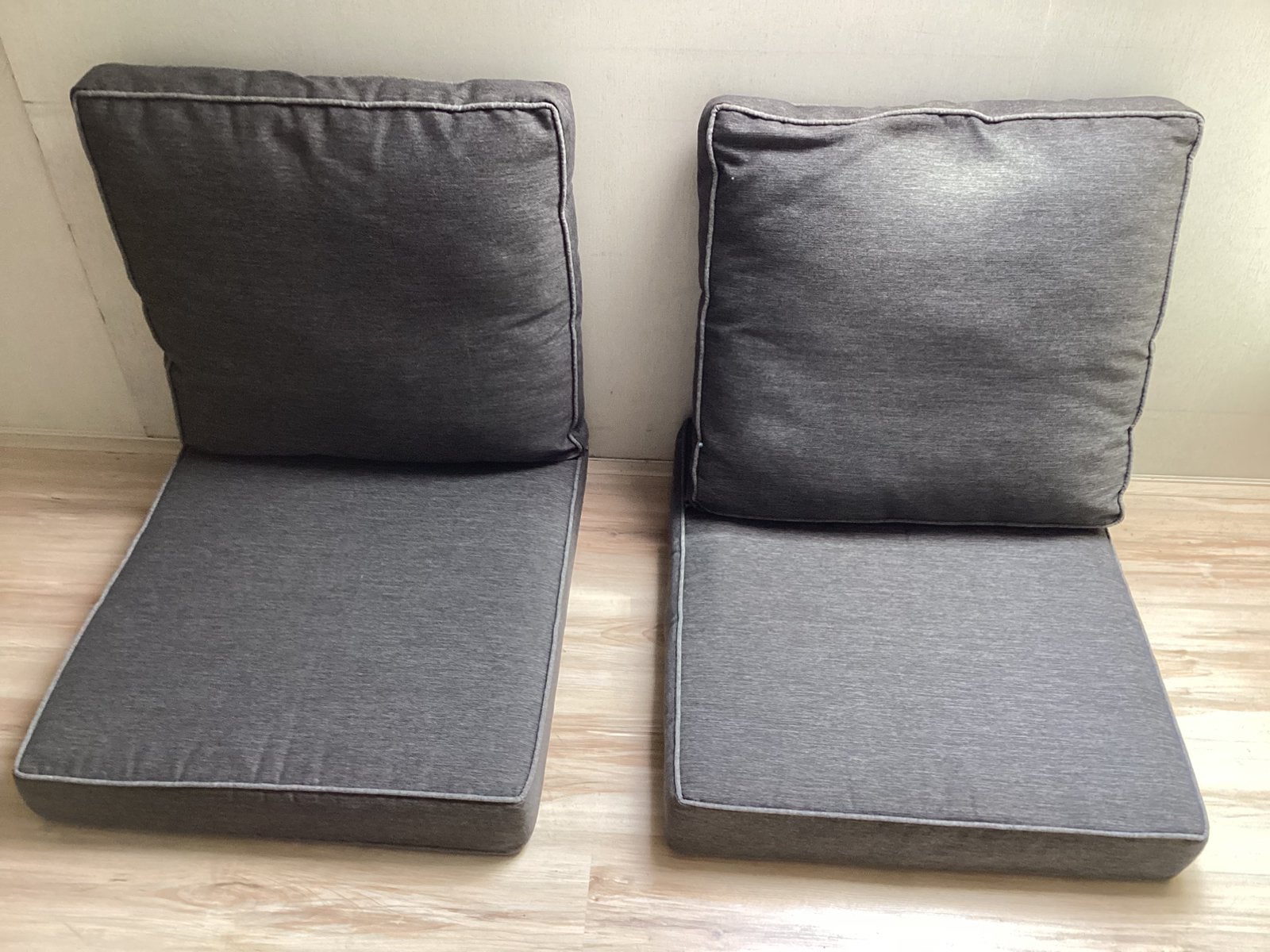 4 comfortapele grijze tuinkussens 53 cm x 58 cm x 10 cm, Tuin en Terras, Tuinmeubel-accessoires, Ophalen, Zo goed als nieuw