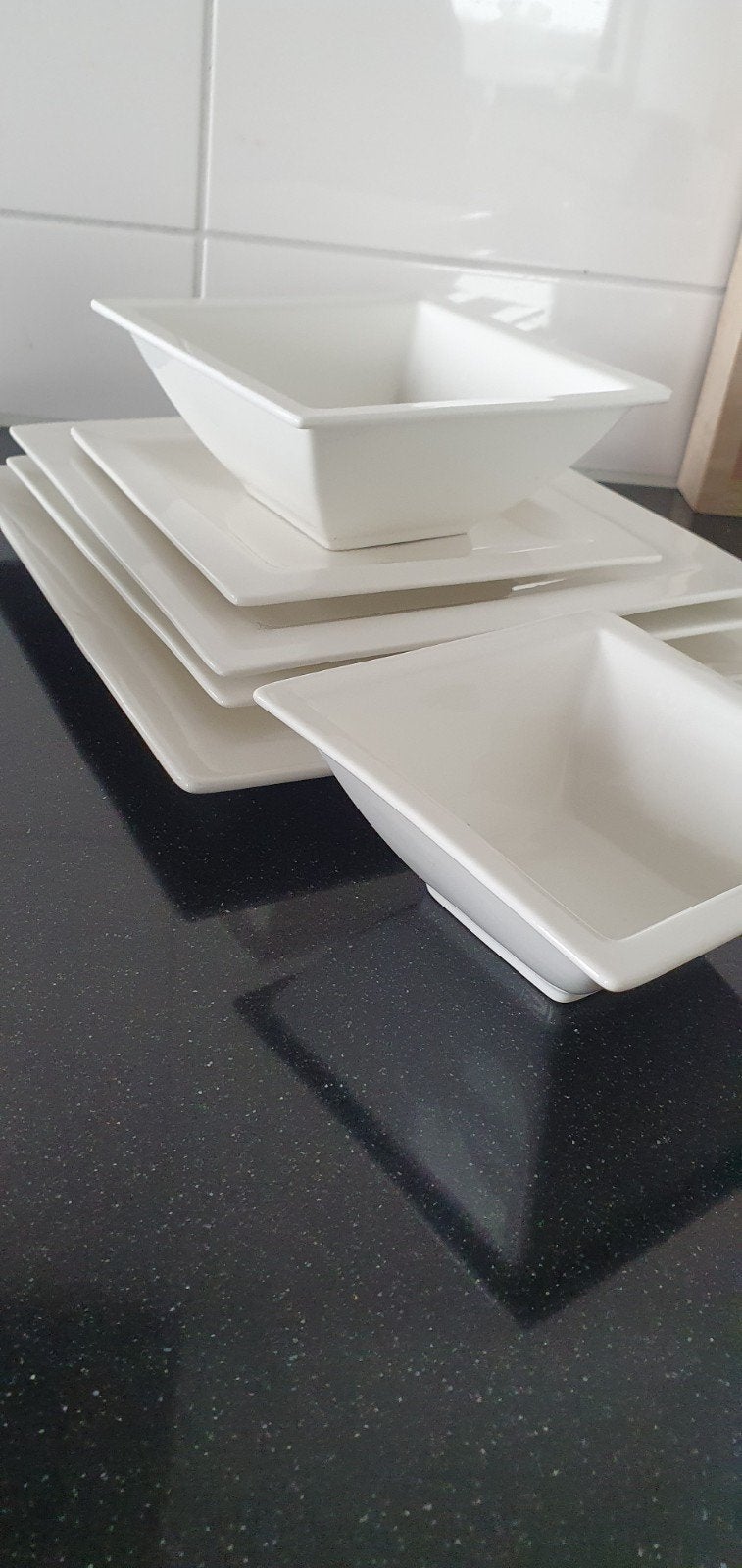 Wit servies: borden en kommen - modern en stijlvol, Keramiek, Ophalen of Verzenden, Zo goed als nieuw, Bord(en)