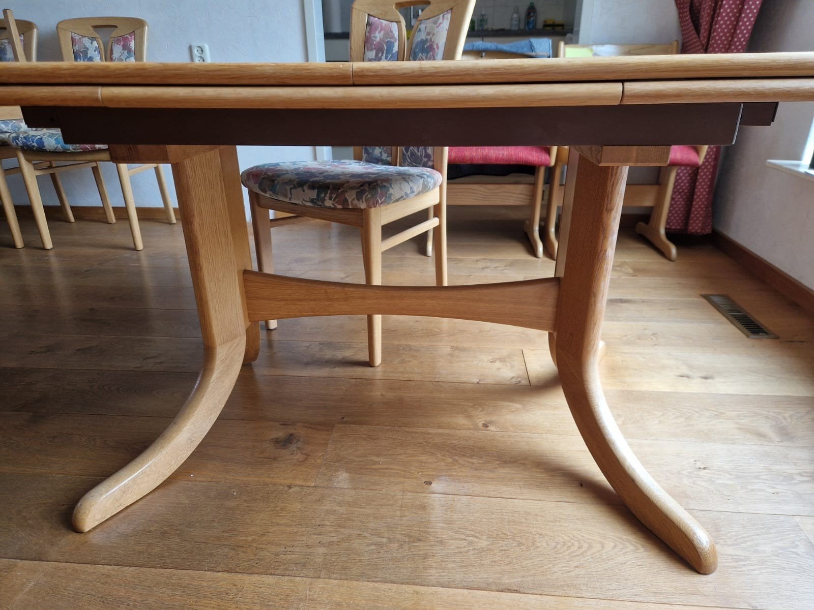 Foto 3 van Uitschuifbare houten eettafel met afgeronde hoeken