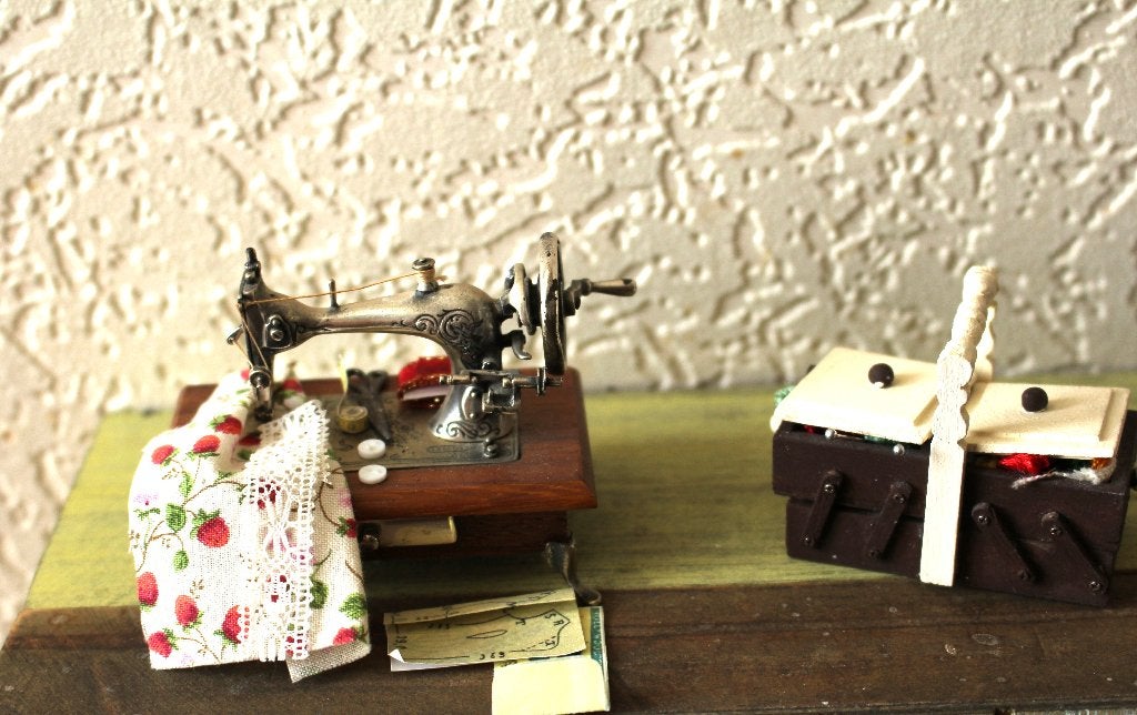 ouderwets naaimachientje 1:16, Antiek en Kunst, Curiosa en Brocante, Ophalen of Verzenden