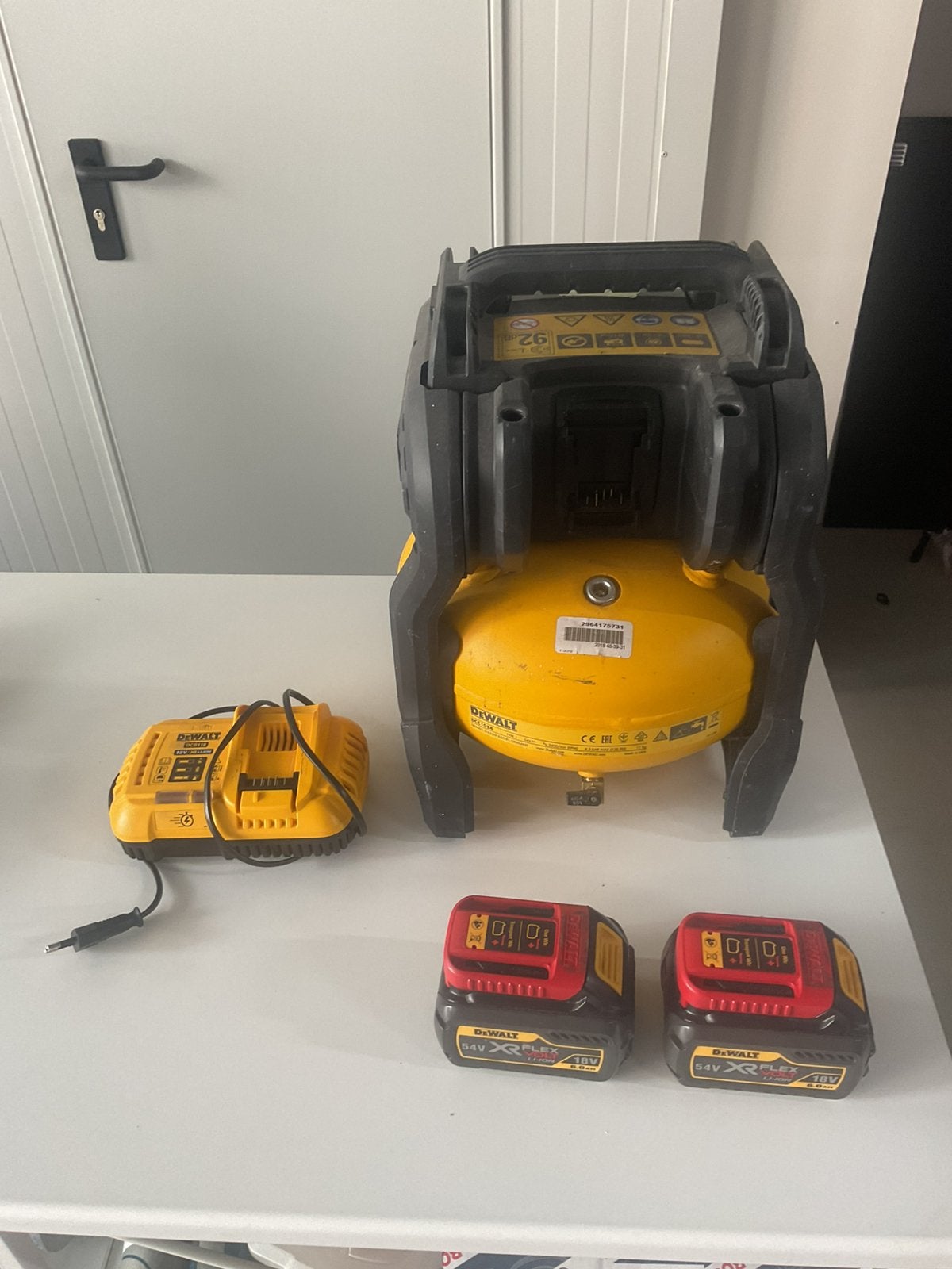 DeWalt DC1054 compressor 54volt met 2 accus en snellader, Doe-het-zelf en Verbouw, Ophalen, 10 bar of meer, Zo goed als nieuw