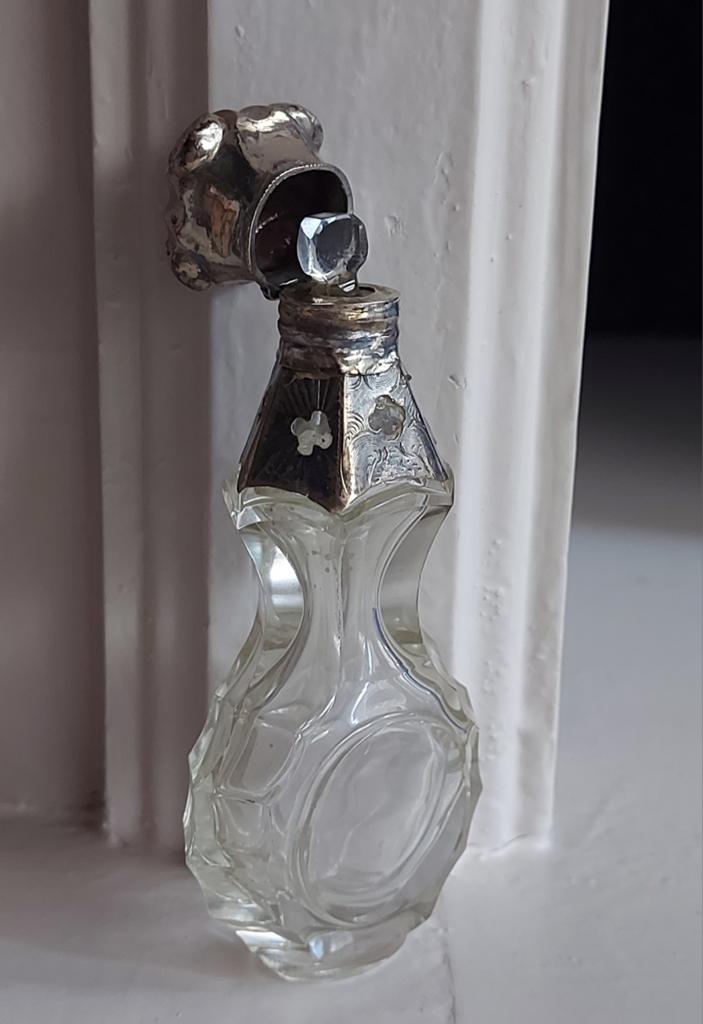 Antiek parfumflesje met zilveren dop, Ophalen of Verzenden
