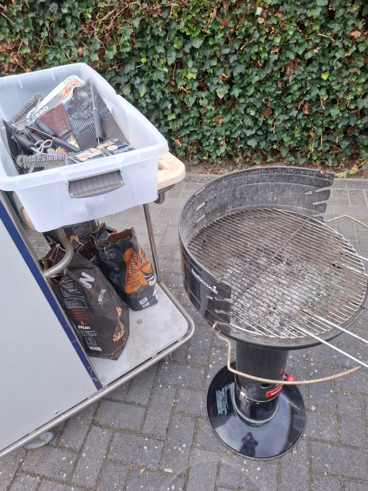 Barbecook pilaar BBQ met kar voor accessoires en houtskool, Tuin en Terras, Ophalen, Gebruikt, Barbecook