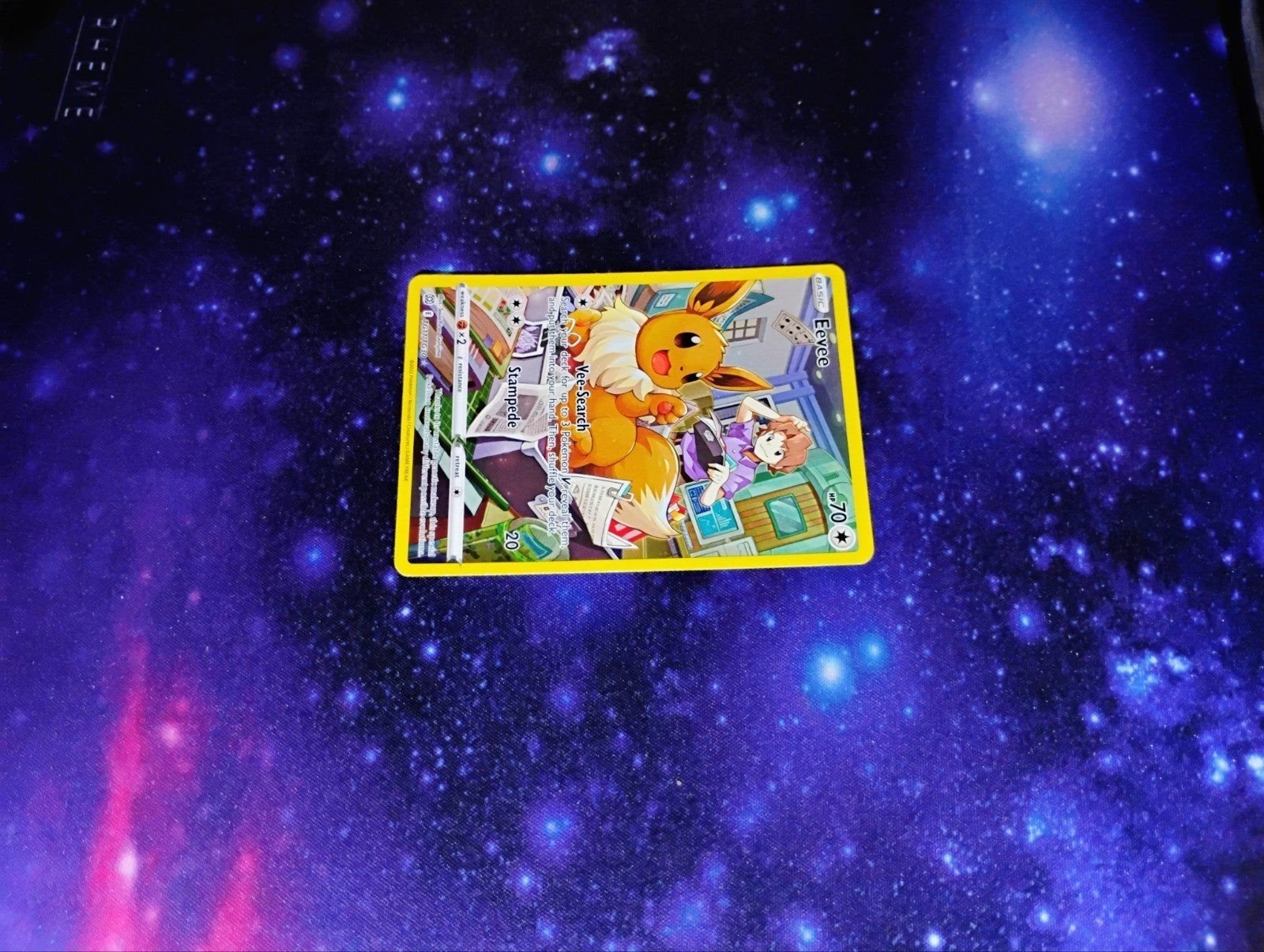 Eevee SIR tg11 uit Brilliant Stars met gratis giratina sleev, Ophalen of Verzenden, Zo goed als nieuw, Losse kaart